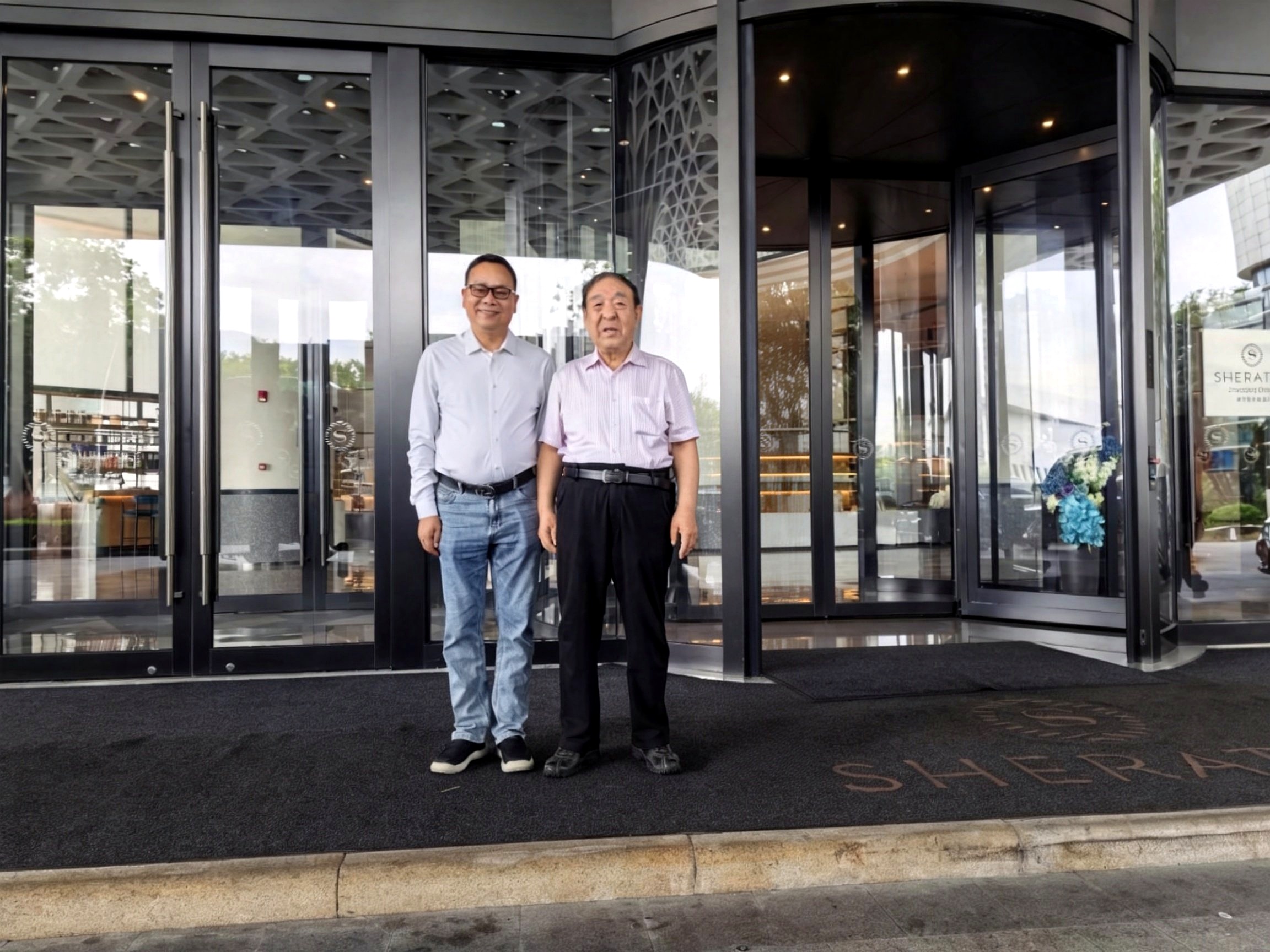 吾谷灵创始人潘能兵先生(左)与国医大师李佃贵教授(右)亲切合影